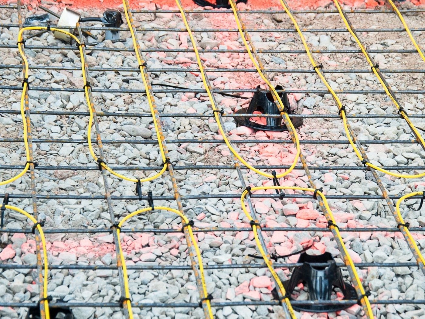 Beton altında hasır donatı üzerine ısıtma kablosu montajı